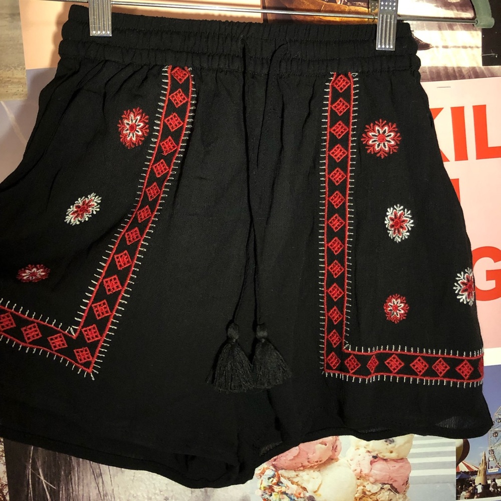 🌹 Navy Cloth Shorts w Embroidered Flowers 🌹